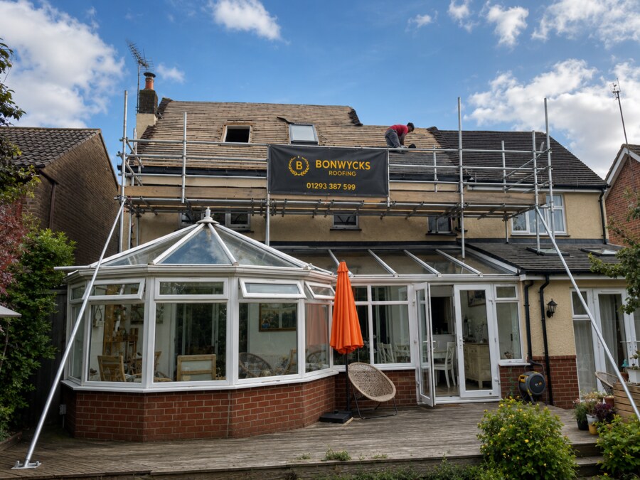 Roof scaffolding arranged above a conservatory