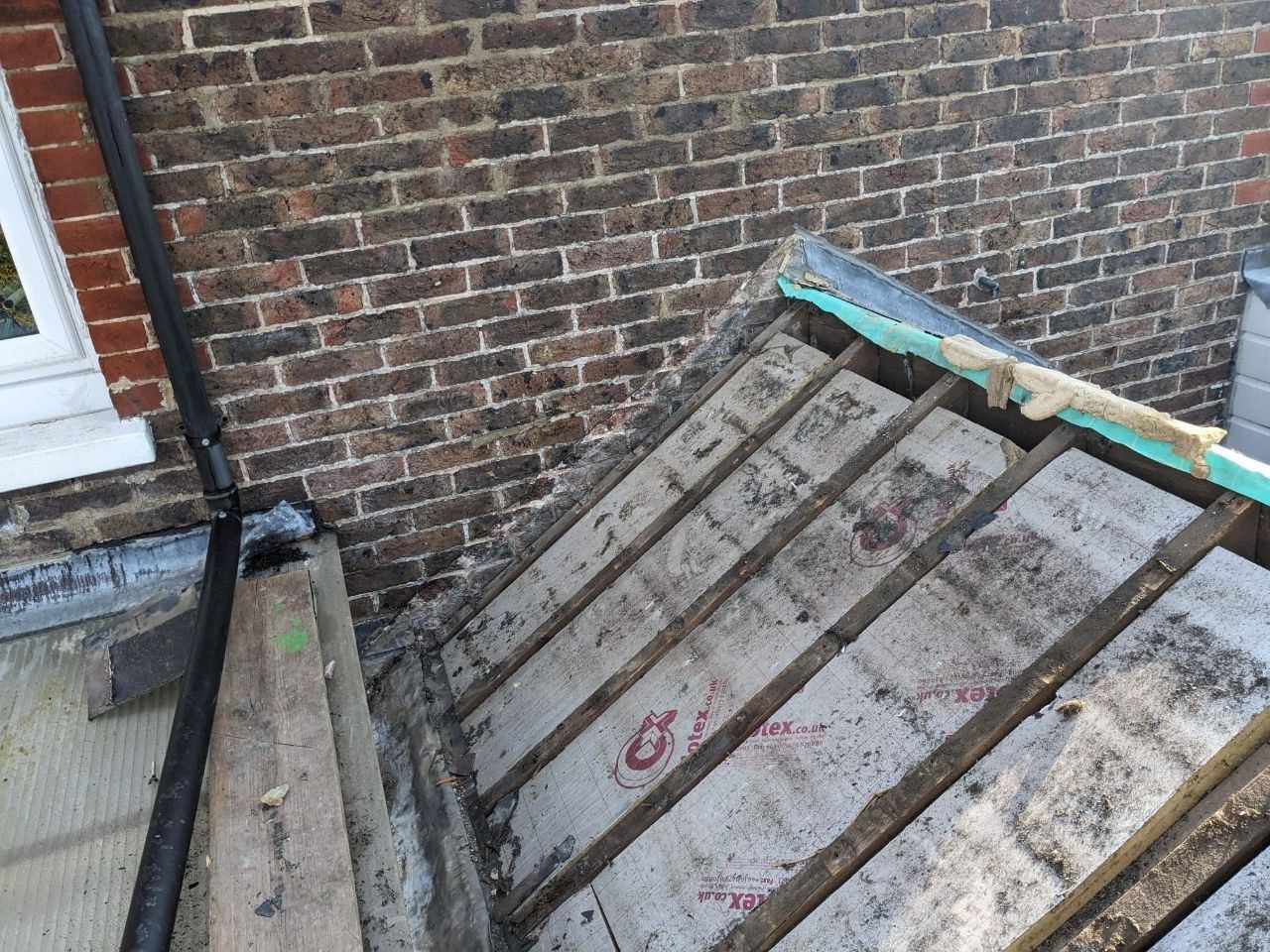 Flat roof upstand and trim detail
